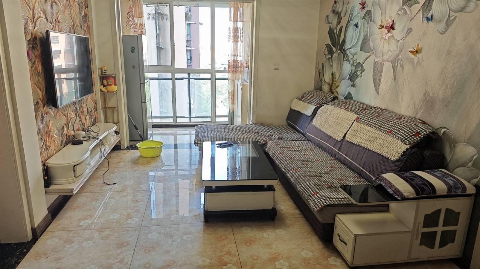 房东急售！精装两室，家具家电齐全，拎包入住。