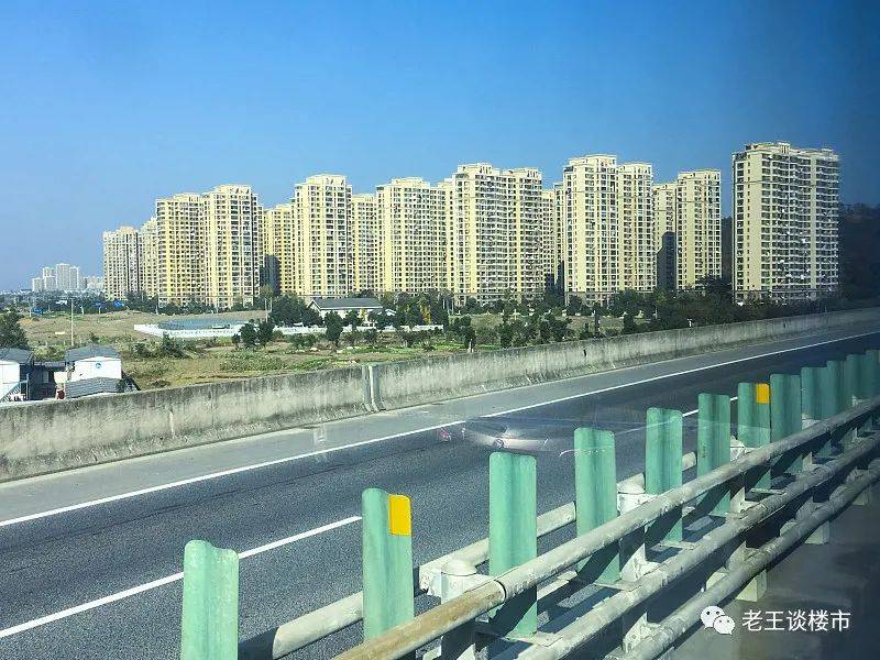 银行行长直言：10年后，房子和现金都会贬值，手握2样东西不慌