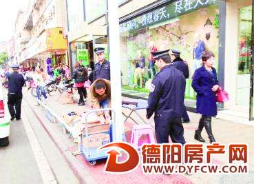 南街占道经营严重 部门集中整治