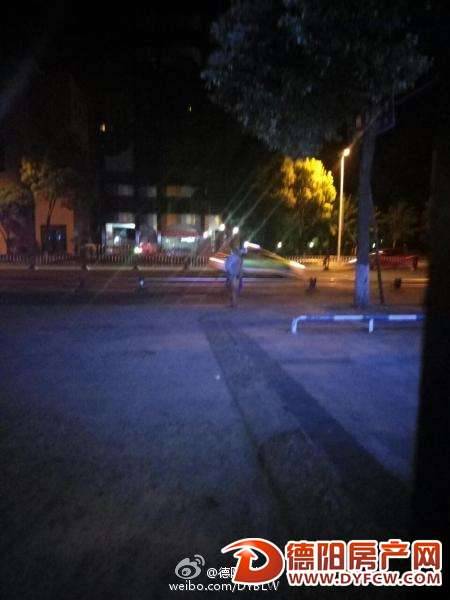 昨夜德阳宗辰阳光门口再次惊现裸奔大爷！