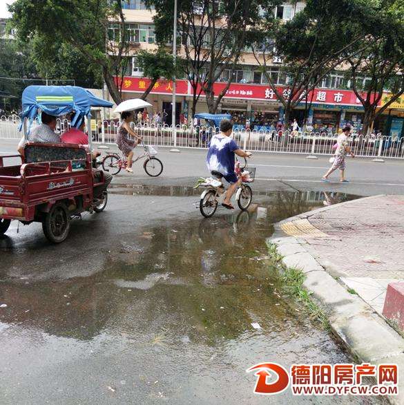 自来水白白冒了半个月 市民看着心疼