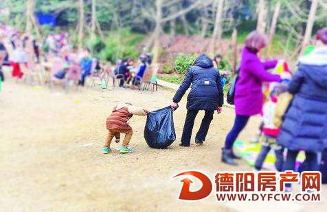 德阳5岁男孩帮保洁员妈妈捡垃圾