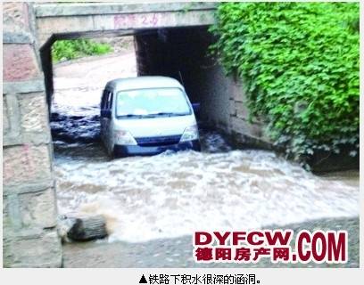 涵洞积水 市民冒险横穿铁路
