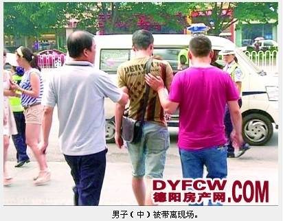 一男子爬上市政务中心楼顶天台