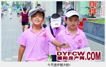 卖报中，他们学会很多……