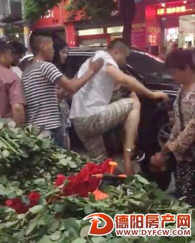 挡道引发口角 汽车司机当街打“三师”