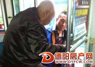 公交司机扶九旬老人下车 全车乘客为他鼓掌