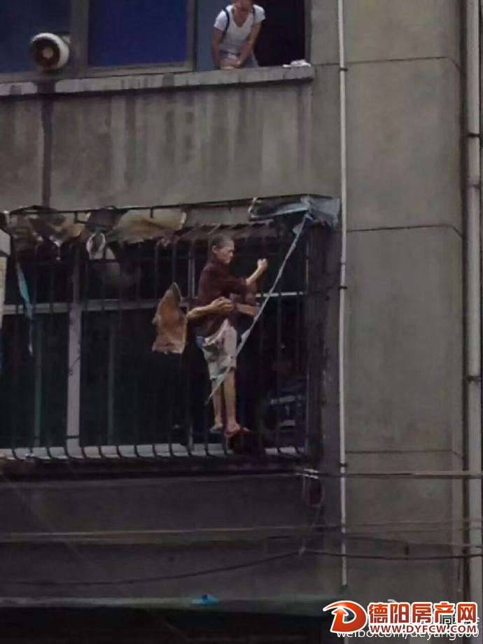 广汉某小区老人被困防护栏，民警托举老人近半小时