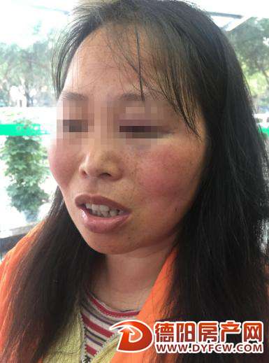 环卫女工正在扫街 男子冲过来就是一顿打