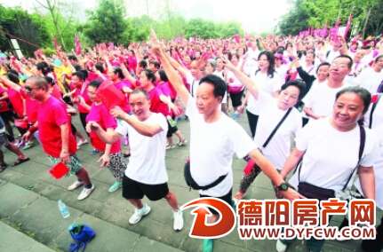 德阳双节前夕 2000余人东湖山登高