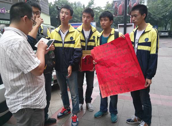 绵竹：花季少女突患恶疾 同学自发上街募捐