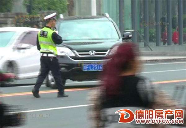 长江路一天抓拍到上百辆车乱调头转弯 近30名司机被罚