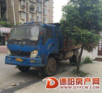 “僵尸车”路边停了半年多