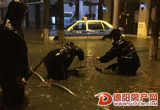 德阳城区发生内涝市政工人冒雨抢险
