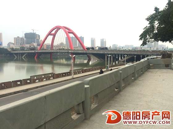 拓宽路面 新增观景平台 彩虹桥头西侧人行道悄然变“脸”