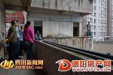 中江一男子欲抱煤气罐跳楼