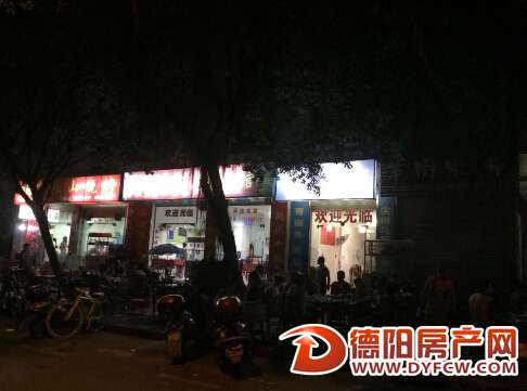 飞来横祸 刚坐下吃烧烤 楼上飞下一酒瓶