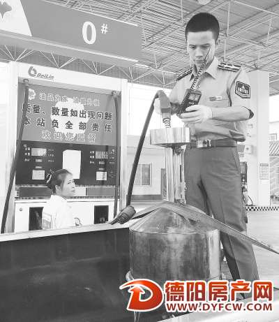 德阳质监部门突击检查加油站