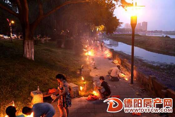 德阳全城烟雾 街头烧香烛屡禁不止