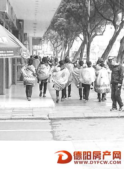 网传外地妇女抱娃娃专门碰瓷？警方辟谣