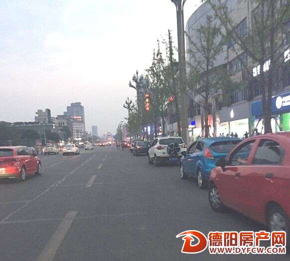 交警一下班，长江西路就成了“停车场”？