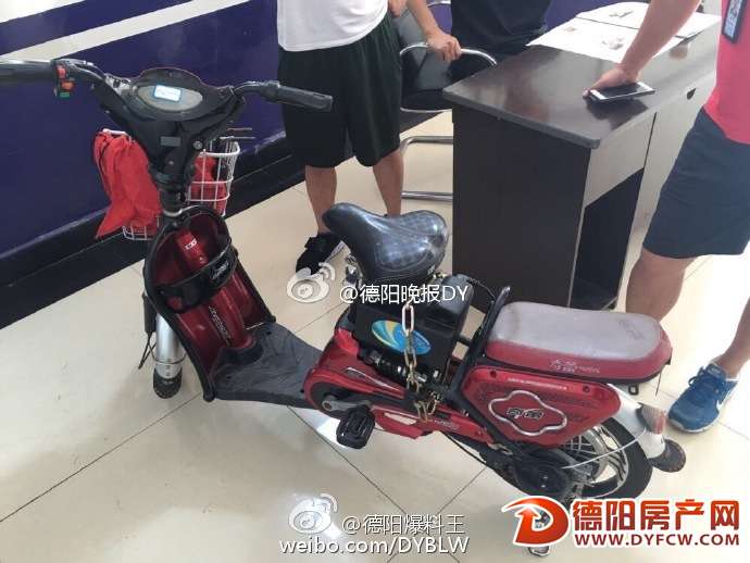 特警深夜蹲守抓住偷车贼，挨家走访，找到2年前丢车的失主