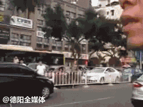 小偷飞车逃跑中被两帅哥驾车撞翻？现场视频曝光