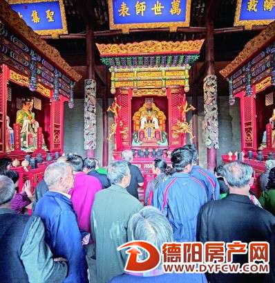 广汉文庙孔子像 “布衣”变“帝王”引争议