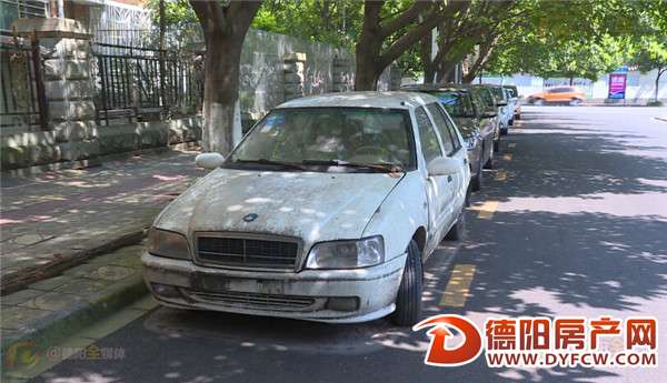 路边僵尸车 长期占道影响市容
