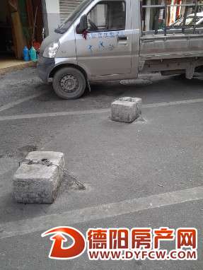 中立街商家占用公共停车位