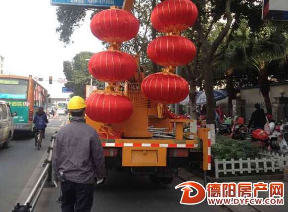 德阳市区大红灯笼高高挂 年味渐浓迎春节