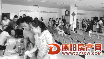 热 德阳800多对新人扯证 人数为平日6倍