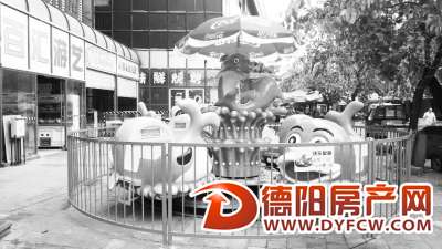 游乐园成“拦路虎” 行人需要绕道走