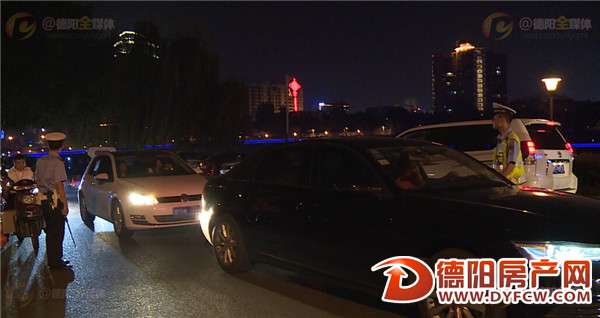 交警设卡查酒驾 德阳市区一晚上查出90起