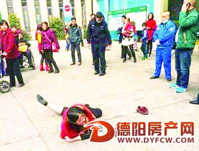冲上马路砸坏车 她还趴在地上又哭又闹