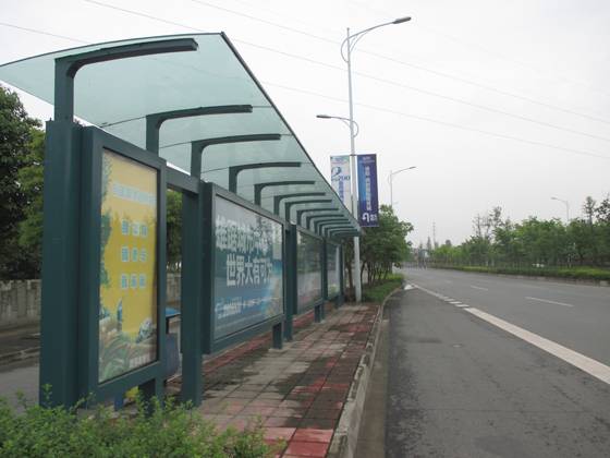 新公交站台成摆设 市民盼望快通车