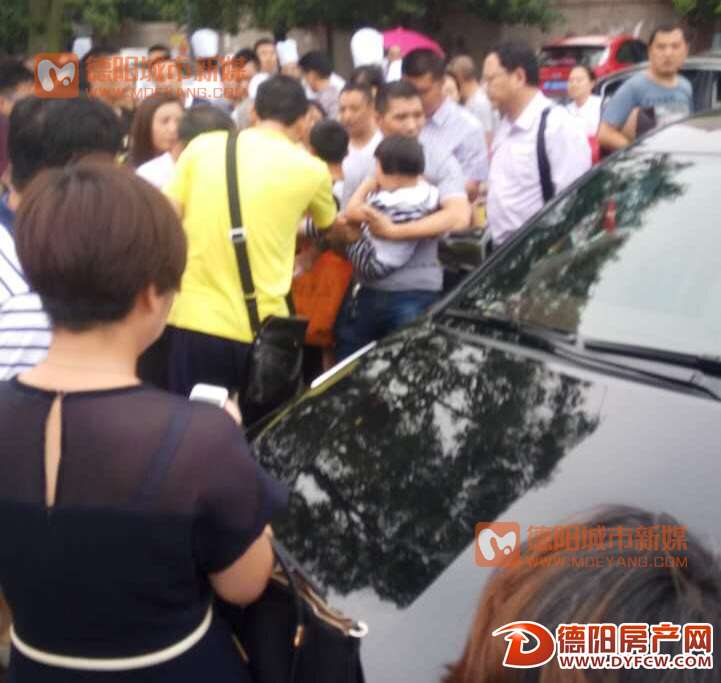 又是女司机！今天下午岷江桥与珠江桥之间一别克车撵到一小朋友