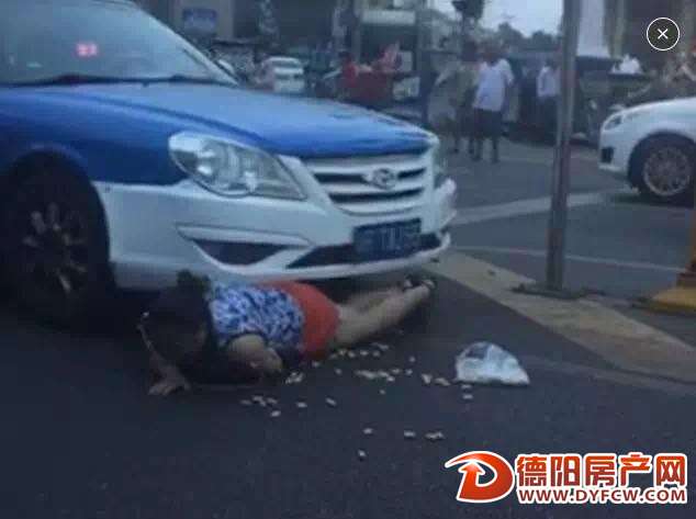 德阳上美广场马路前，出现惊悚一幕....吓坏路人！