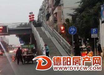 小吃摊摆到医院门口 行人通行难