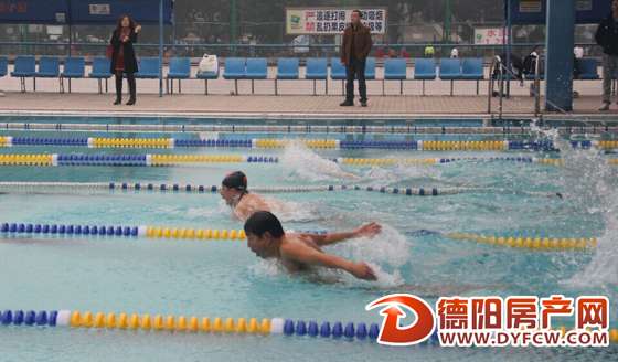 德阳首届冬泳比赛开赛 冬泳爱好者抗冻“拼杀”