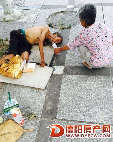 在救护车到来之前守着中暑老人喂水和食物的都是几个路人