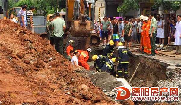 施工工地突发塌方两人被困 成都德阳携手救人
