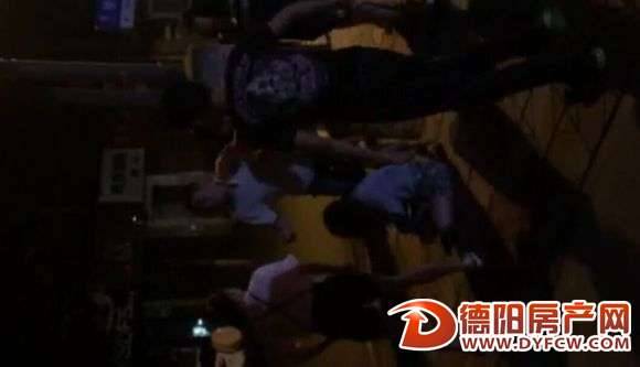 因路人要求占到经营的红井坊火锅店老板让道还把人打伤住院