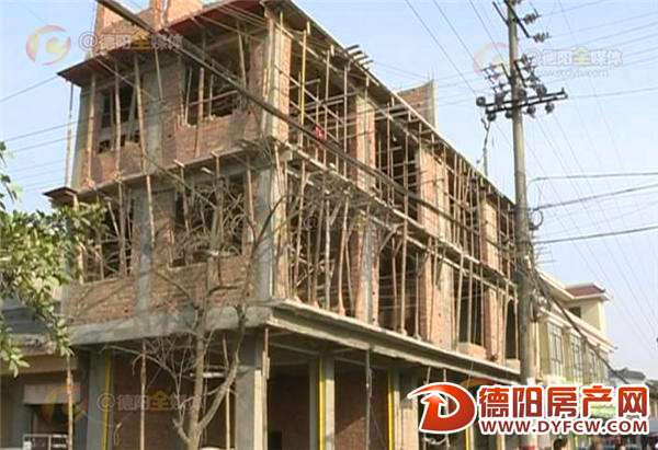 奇葩！住户违规建房 电力线缆穿屋而过