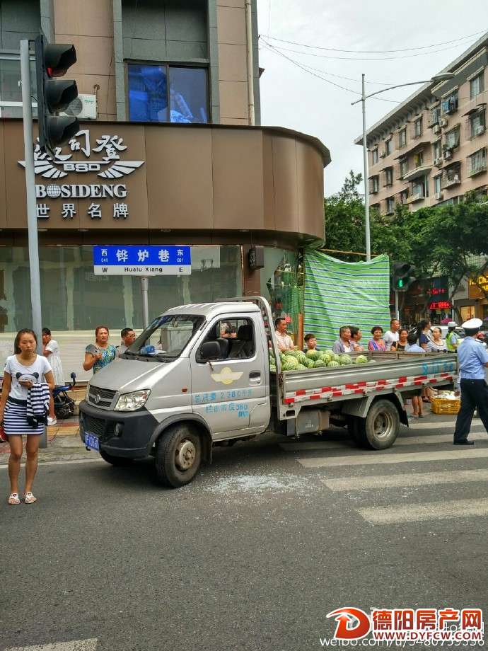 德阳南街小贩违规停车经营，不听劝阻撞伤交警