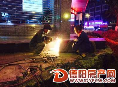 为确保市民正常用水 长江路自来水管网改造加班加点进行