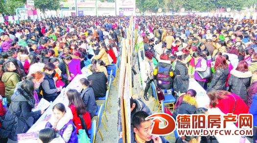 春风行动大型现场招聘8000多个岗位吸引2万余名求职者