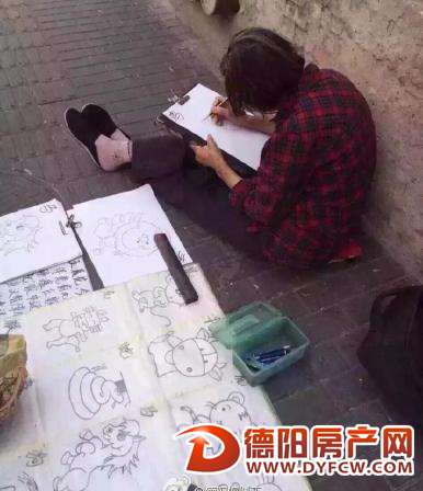 大家都想帮忙 但卖画的老奶奶真不在德阳