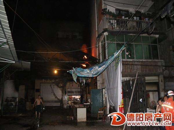 广汉小区突发大火，德阳消防紧急扑救