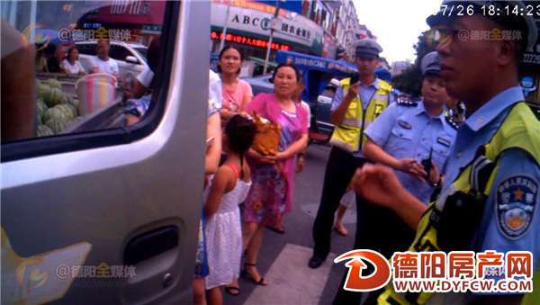 小贩闹市占道经营不听劝 开货车两次撞向交警